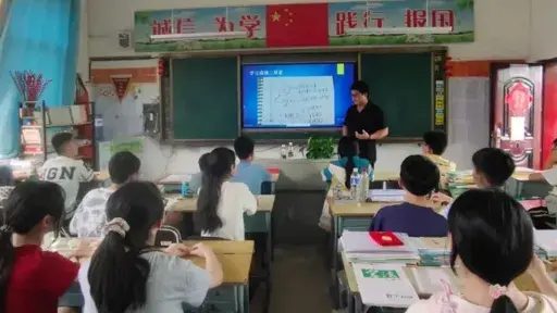 菊叔在给初二学生分享学习方法