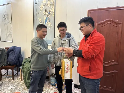 又送一对酒笑纳了